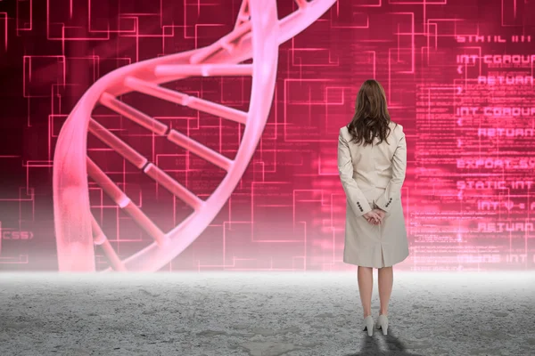 Donna d'affari contro l'elica del DNA rosa — Foto Stock