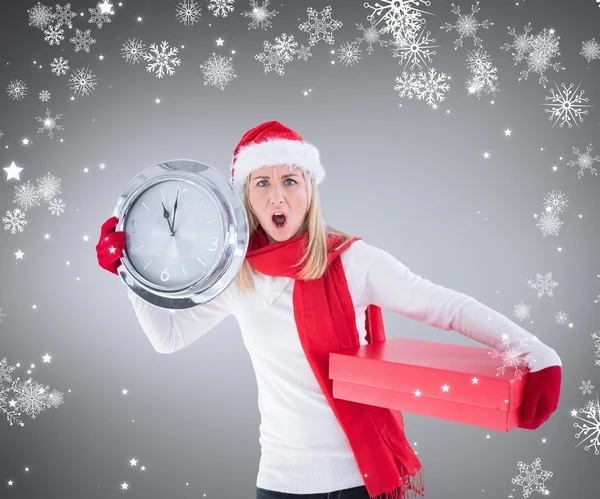 Blondine hält Uhr und Geschenk in der Hand — Stockfoto