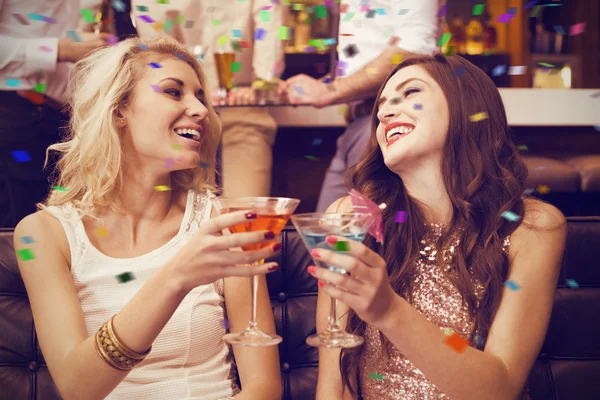 Amigos felizes tomando uma bebida juntos — Fotografia de Stock