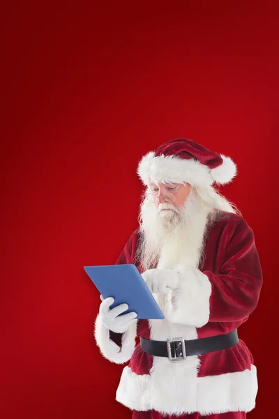 Santa maakt gebruik van tablet Pc — Stockfoto