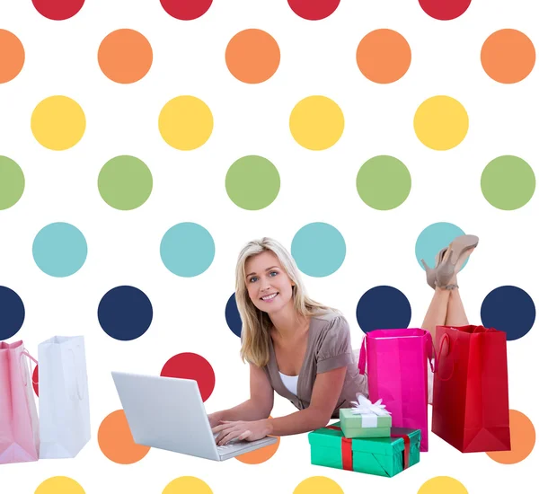 Shopping biondo online con laptop — Foto Stock