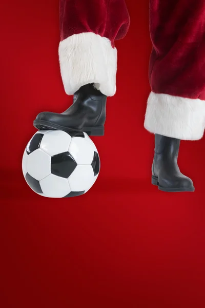 Papai Noel está jogando futebol — Fotografia de Stock