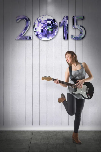 Chica bastante joven tocando su guitarra — Foto de Stock
