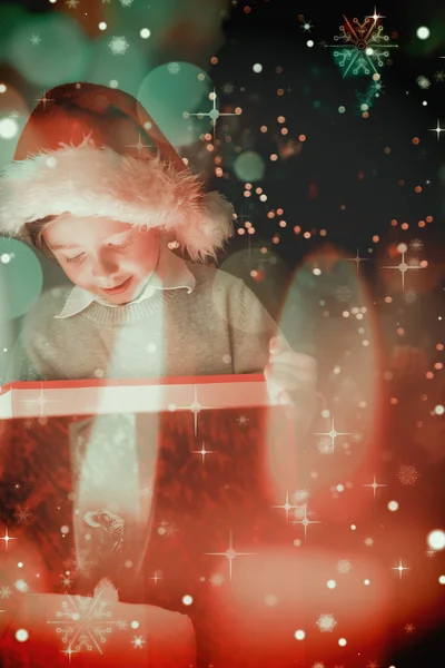 Ребенок открывает подарок на Рождество — стоковое фото