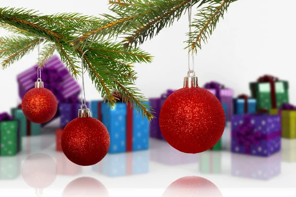 Samengestelde afbeelding van kerstballen op boom — Stockfoto