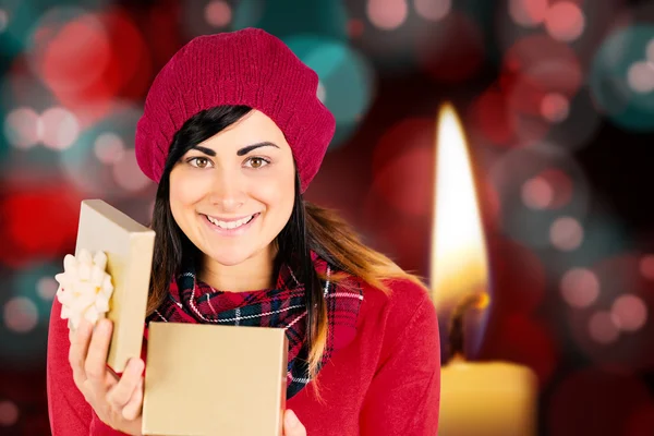 Brünette eröffnet Weihnachtsgeschenk — Stockfoto