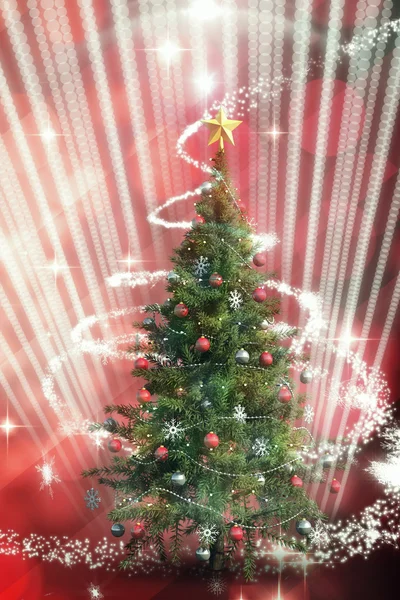 Χριστουγεννιάτικο δέντρο με χιόνι που υπάγονται — Φωτογραφία Αρχείου