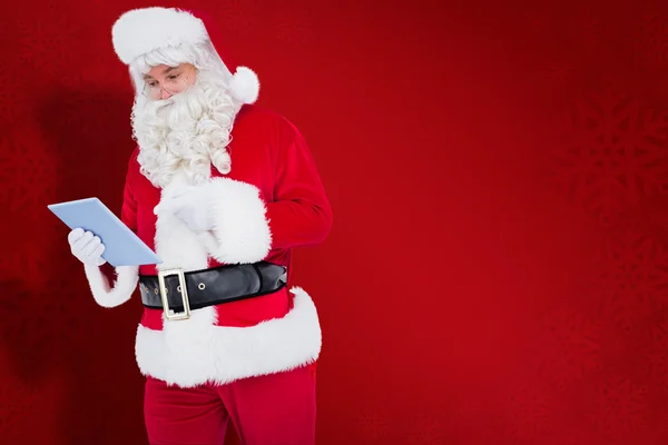 Image composite de Père Noël claus en utilisant une tablette numérique — Photo