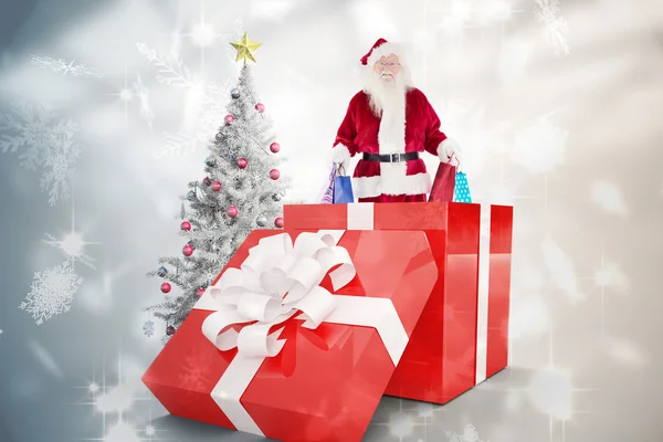 Santa stående i stora gåva — Stockfoto