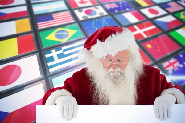 Père Noël tient signe et regarde vers le bas — Photo