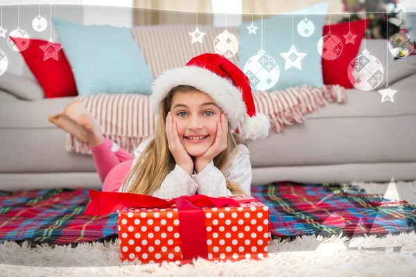 Mädchen lächelt mit Geschenk in die Kamera — Stockfoto