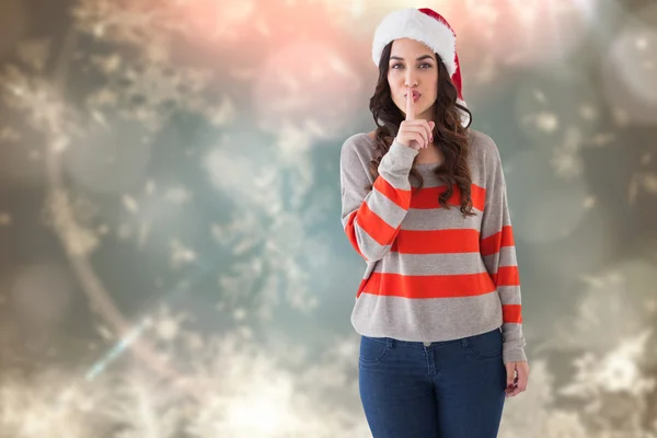 Samengestelde afbeelding van feestelijke brunette in Kerstman hoed houden een hogevertegenwoordiger — Stockfoto