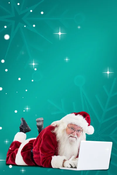 Babbo Natale si trova di fronte al portatile — Foto Stock