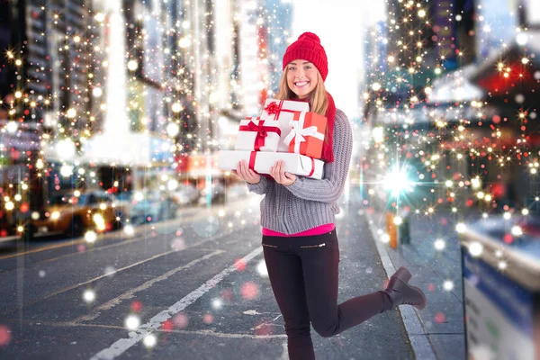 Feestelijke blonde houden stapel geschenken — Stockfoto