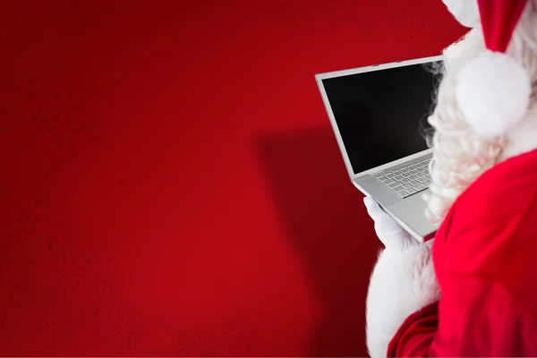 Immagine composita di Babbo Natale utilizzando il suo computer portatile — Foto Stock