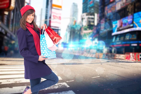 Morena sosteniendo bolsas de compras — Foto de Stock