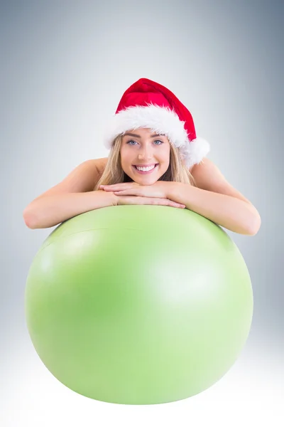 Loira posando com bola de exercício — Fotografia de Stock