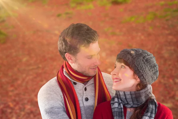 Pareja sonriente mirándose —  Fotos de Stock