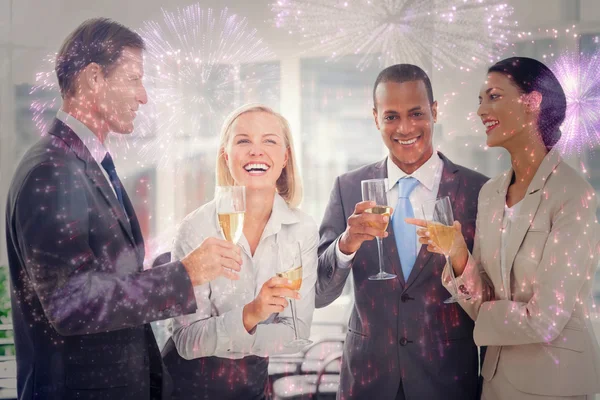 Equipo sonriente de gente de negocios honrando — Foto de Stock