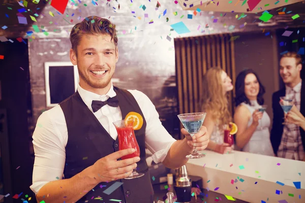 Bonito barman sorrindo para a câmera — Fotografia de Stock