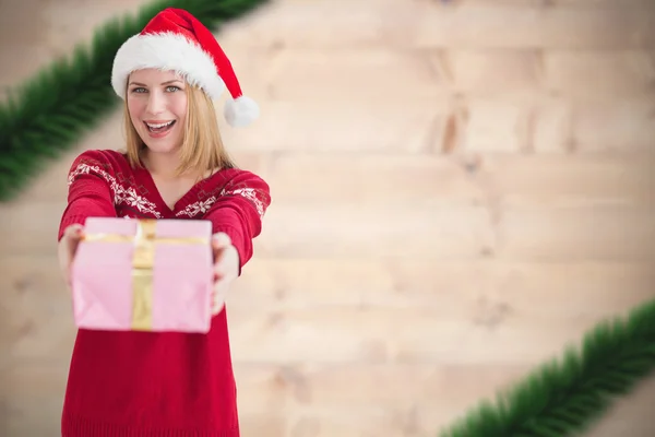 Lächelnde Frau mit Geschenk — Stockfoto