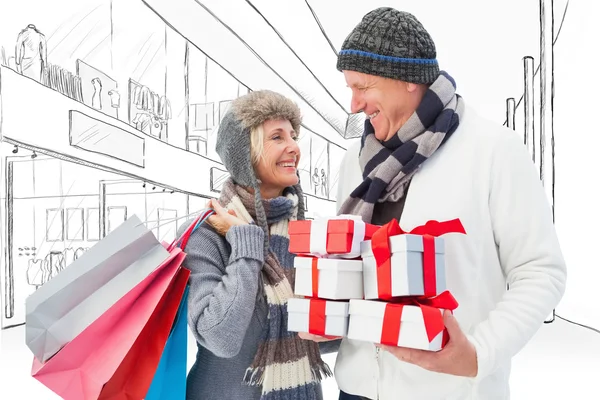 Slavnostní zralý pár drží vánoční dárky — Stock fotografie