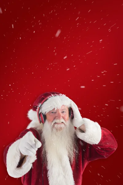 Der Weihnachtsmann hört Musik — Stockfoto
