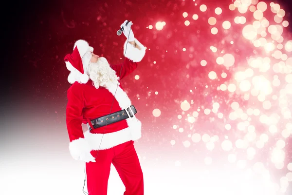 Joyeux Père Noël claus chantant avec microphone — Photo