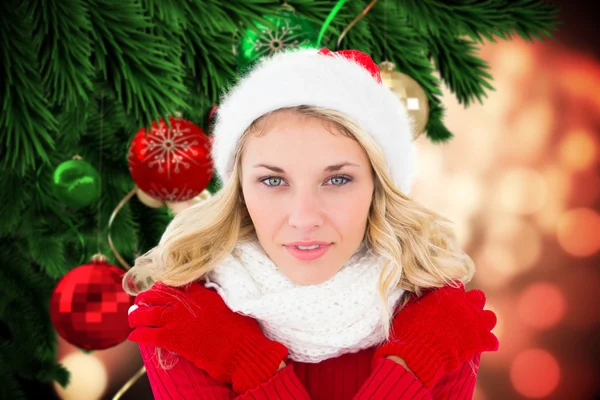 Blonde festive contre les décorations de Noël — Photo