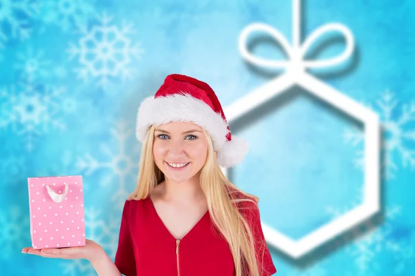 Immagine composita di bionda festiva che tiene una borsa regalo — Foto Stock