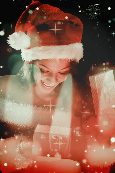 산타 옷을 입고 선물열어 입은 예쁜 갈색 머리 — 스톡 사진