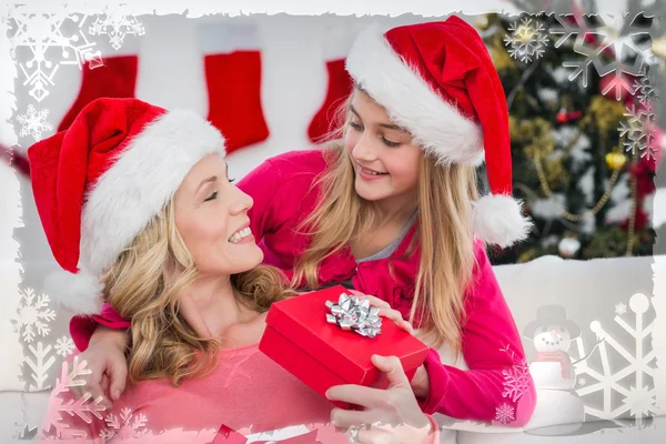 Mère et fille avec cadeau — Photo