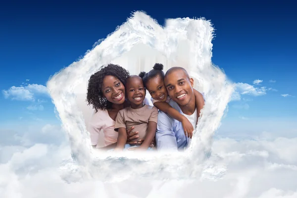 Família feliz posando no sofá juntos — Fotografia de Stock