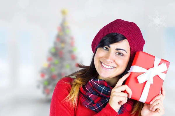 Morena en sombrero rojo sosteniendo regalo — Foto de Stock