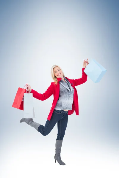 Loira segurando sacos de compras — Fotografia de Stock