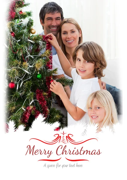 Familia decorando un árbol de Navidad — Foto de Stock