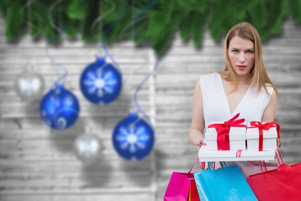 Mulher segurando compras — Fotografia de Stock