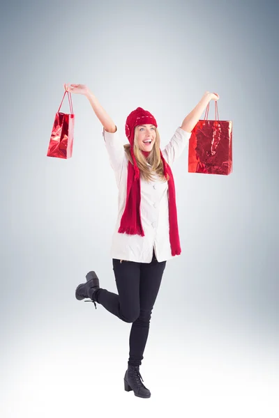 Mooie blonde boekwaarde shopping tassen — Stockfoto