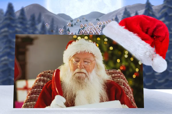 Papai Noel escrevendo sua lista com uma pena — Fotografia de Stock
