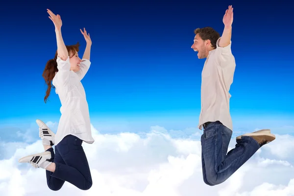 Paar die in de lucht springen — Stockfoto
