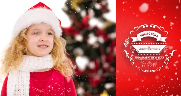 Bambina festiva in cappello e sciarpa di Babbo Natale — Foto Stock