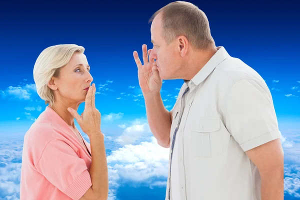 Älteres Paar hält sich zum Schweigen die Hände vor den Mund — Stockfoto