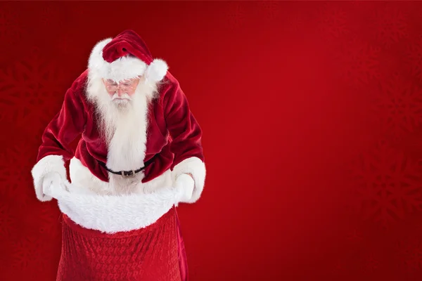 Père Noël regarde dans son sac — Photo