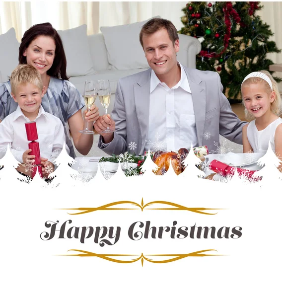 Ouders roosteren met wijn in kerst diner — Stockfoto