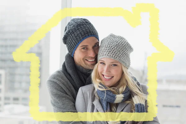Carino coppia in abiti caldi sorridente a camer — Foto Stock