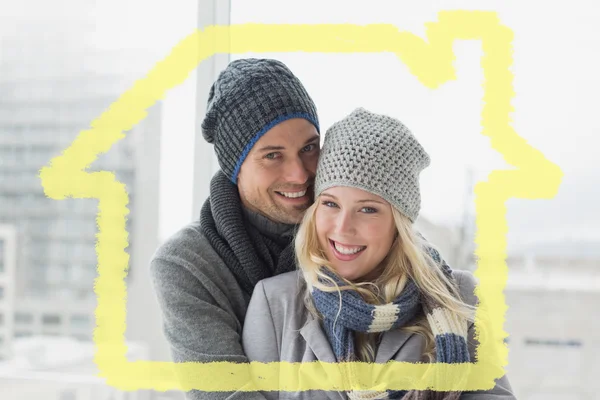 Bonito casal em roupas quentes sorrindo para camer — Fotografia de Stock