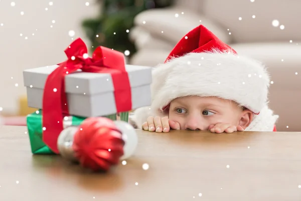 Świąteczny chłopczyk patrząc na prezenty — Zdjęcie stockowe