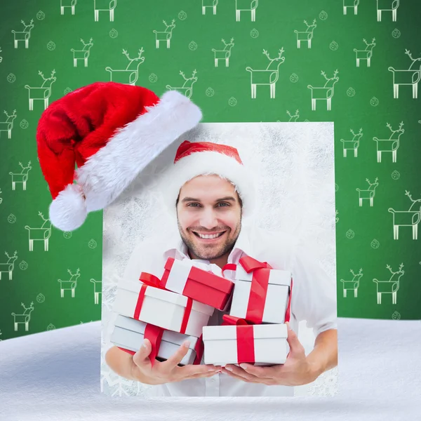 Homem festivo segurando presentes de Natal — Fotografia de Stock