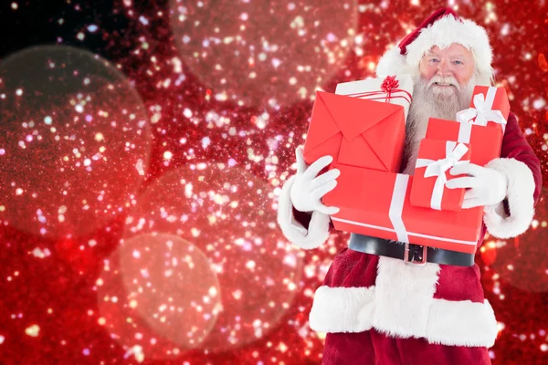 Santa draagt enkele presenteert — Stockfoto