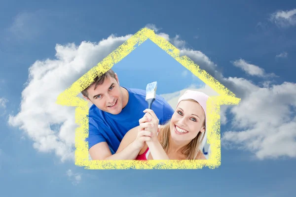 Abrazando pareja divirtiéndose mientras pintando una habitación — Foto de Stock